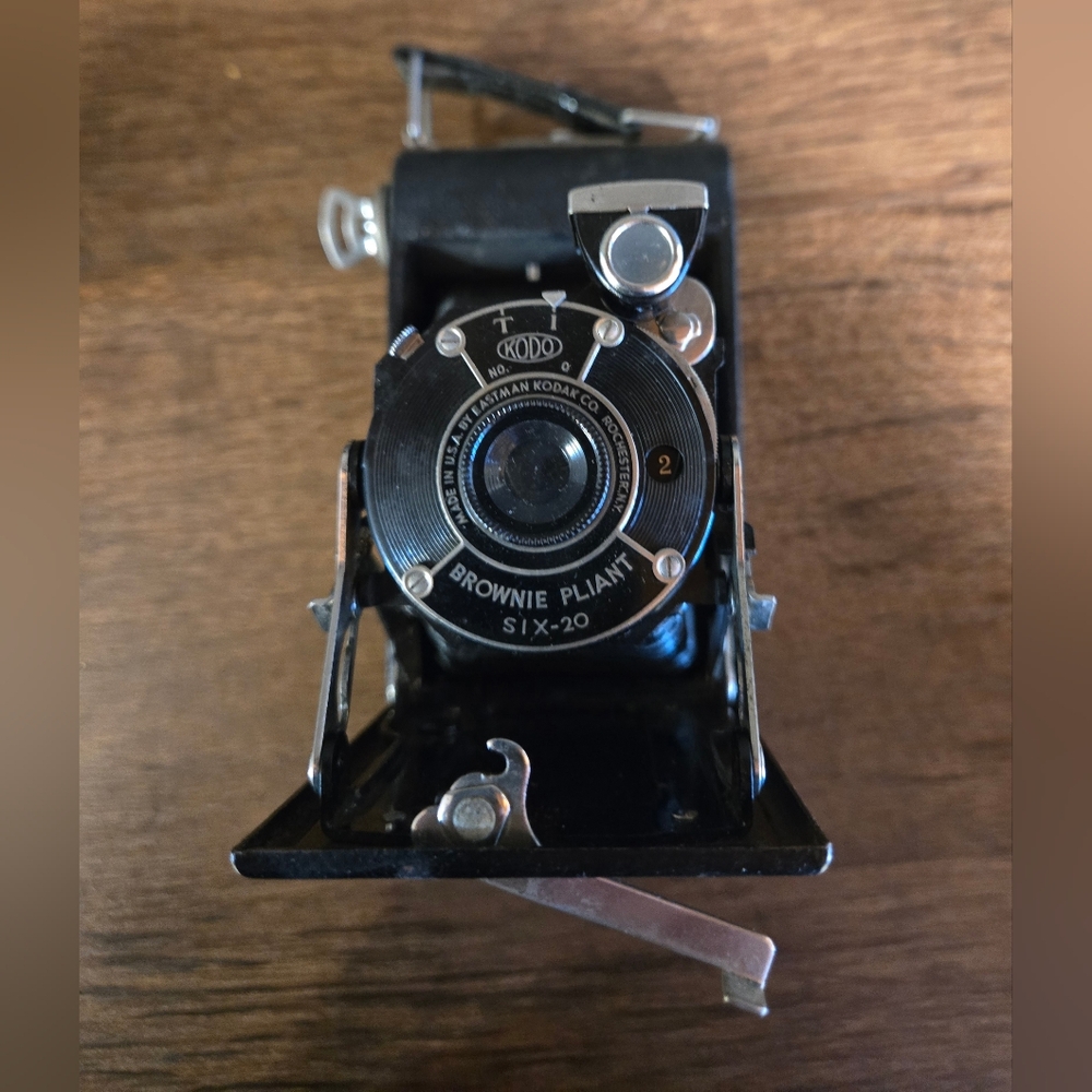 Eastman Kodak Antique Brownie Pliant Six-20 vintage folding camera